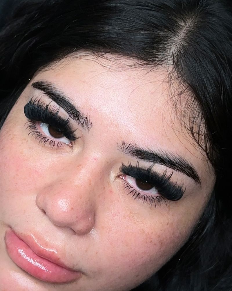 Wispy volume lash set, close up