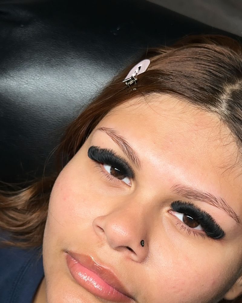 Wispy volume lash set, front view