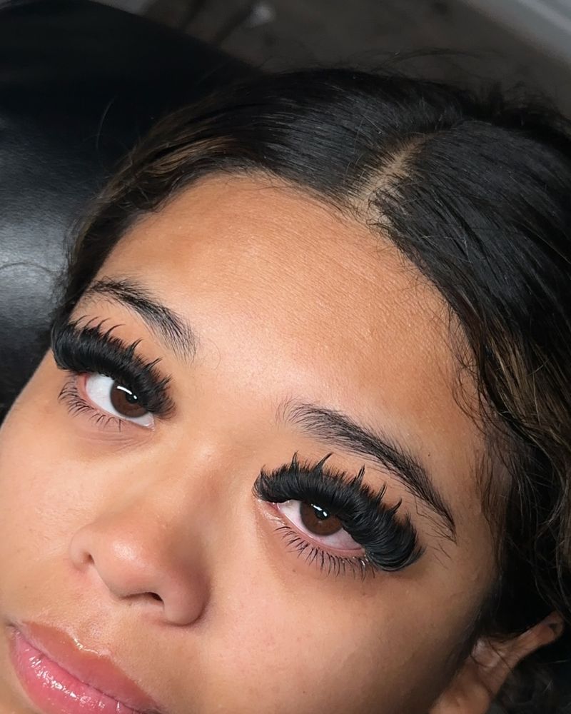 Wispy volume lash set, close up