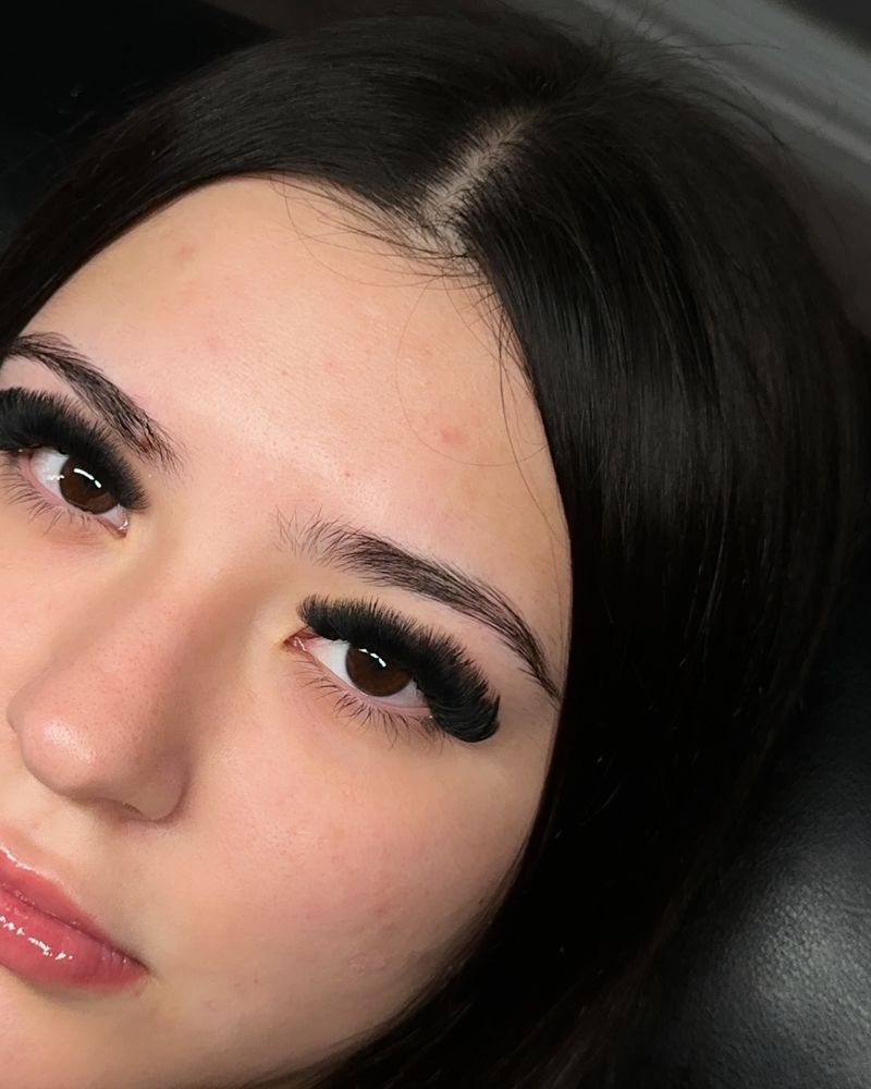 Wispy volume lash set, side angle