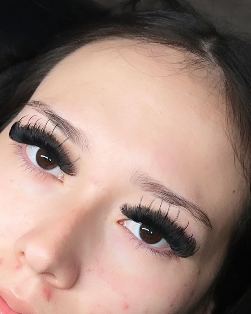 Wispy volume lash set, close up